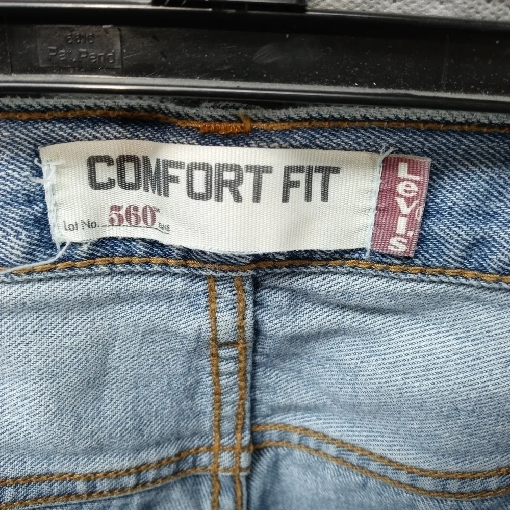 Levi's men's 550 comfort fit blue jeans. Sz 42x30. Rise 14